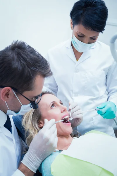 Manliga tandläkare med assistent — Stockfoto