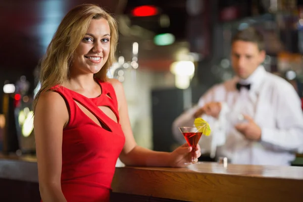 Pretty blonde smiling at camera with cocktail — Stock Photo, Image