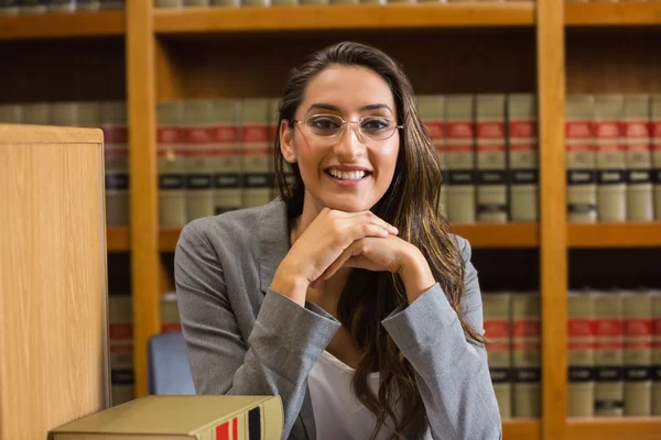 Hübsche Rechtsanwältin in der Rechtsbibliothek — Stockfoto