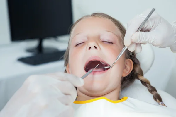 Nahaufnahme eines Mädchens, das seine Zähne untersuchen lässt — Stockfoto