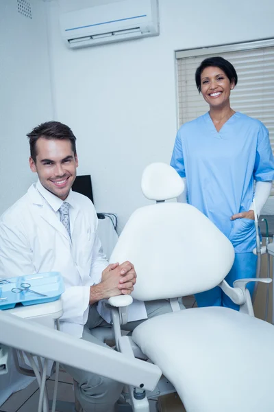Portret uśmiechający się dentystów — Zdjęcie stockowe