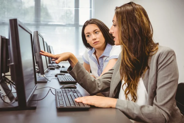 Kvinnliga företagare titta på datorskärmen — Stockfoto