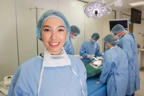 Φοιτητές ιατρικής εξάσκηση χειρουργική επέμβαση στο μοντέλο — Φωτογραφία Αρχείου