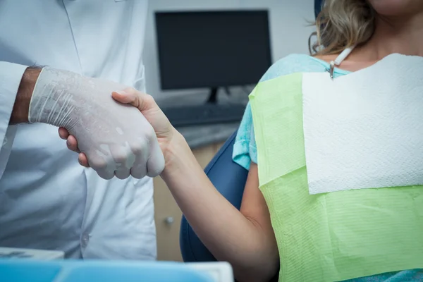 Οδοντίατρος χειραψία με γυναίκα — Φωτογραφία Αρχείου