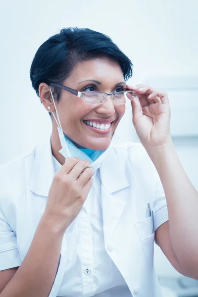 Dentista femenina confiada sonriendo — Foto de Stock