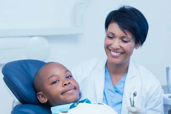 Porträt eines Jungen, der auf die Zahnuntersuchung wartet — Stockfoto