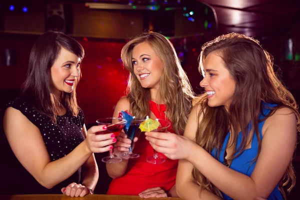 Hübsche Freunde, die zusammen Cocktails trinken — Stockfoto