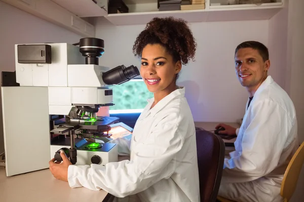 Étudiants en sciences travaillant dans le laboratoire — Photo