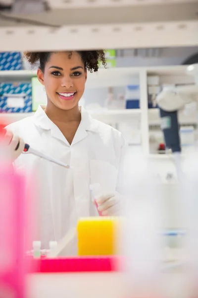 Estudante de ciência bonita sorrindo e segurando copo — Fotografia de Stock