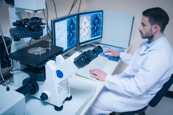 Science student op zoek op microscopische afbeeldingen — Stockfoto