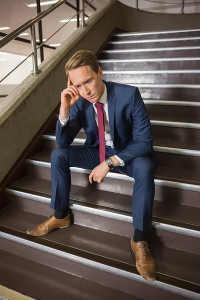 Stressad affärsman sitter på stegen — Stockfoto