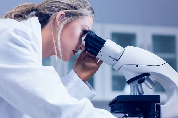 Estudante de ciência olhando através do microscópio no laboratório — Fotografia de Stock