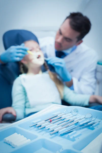 Dentista maschio esaminando i denti ragazze — Foto Stock