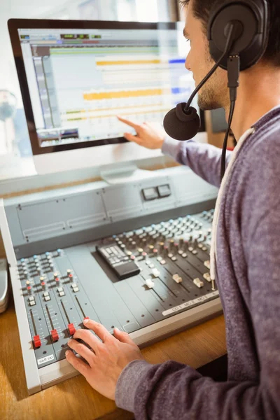 Porträt einer Studentin, die Audio mixt — Stockfoto