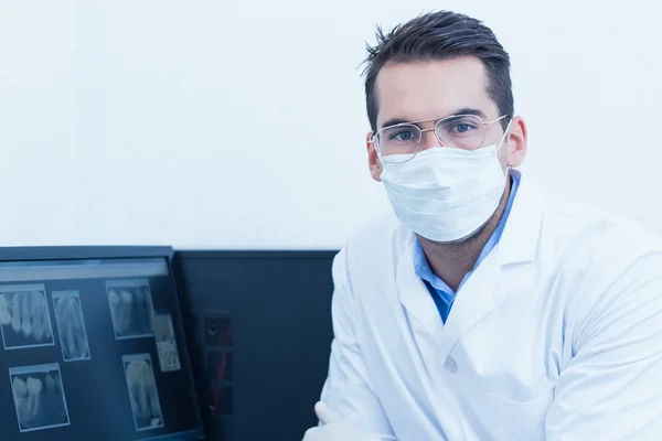 Dentista con máscara quirúrgica — Foto de Stock