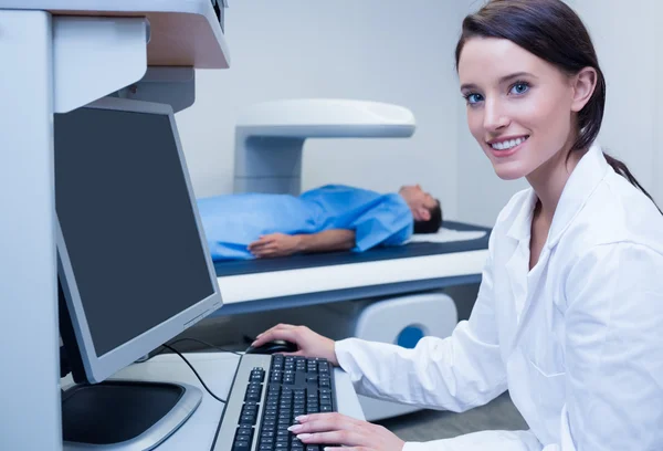 Retrato de um médico sorridente — Fotografia de Stock