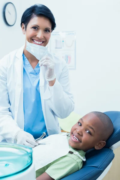 Retrato de sorridente dentista feminino examinando meninos dentes — Fotografia de Stock