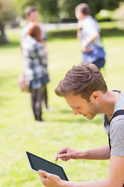 Knappe student studeert buiten op de campus — Stockfoto