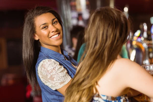 Retrato de una morena sonriente hablando con su amiga — Foto de Stock