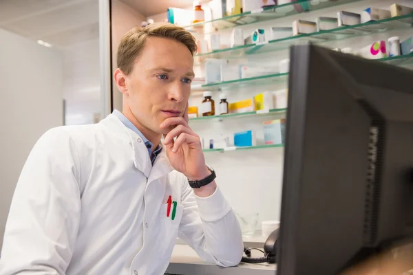 Farmacêutico focalizado que utiliza o computador — Fotografia de Stock