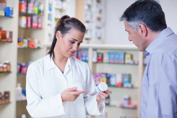 Trainee and her customer talking about medication — Stock Photo, Image