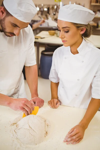 Команда пекарей готовит тесто — стоковое фото