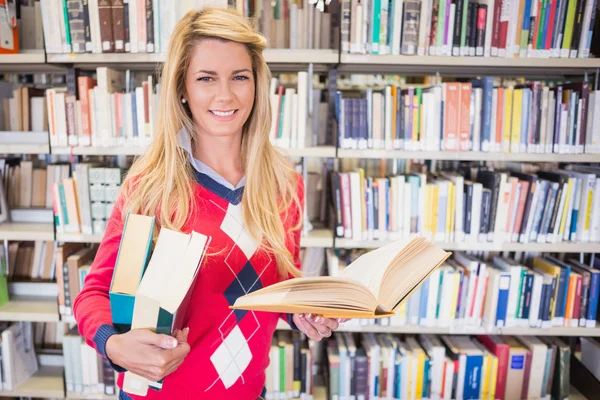 Mogen student som studerar i biblioteket — Stockfoto