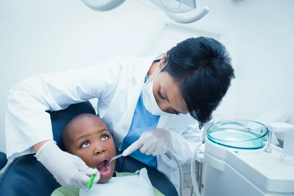 Zahnärztin untersucht Zähne von Jungen — Stockfoto