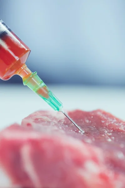 Food scientist injecting raw meat — Stock Photo, Image