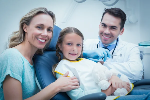 Dentista examinando dentes meninas com assistente — Fotografia de Stock