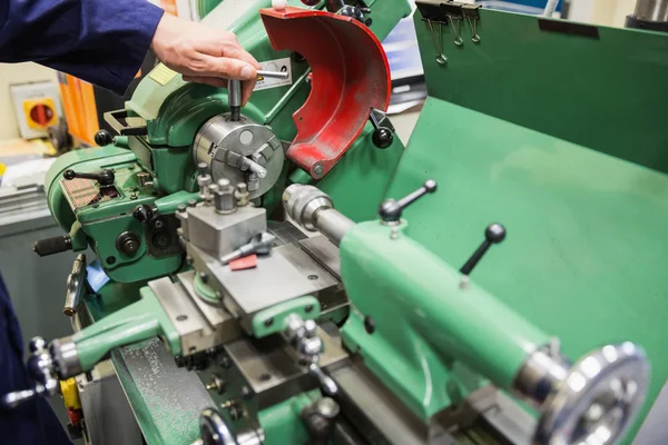 Engineering student using heavy machinery — Stock Photo, Image