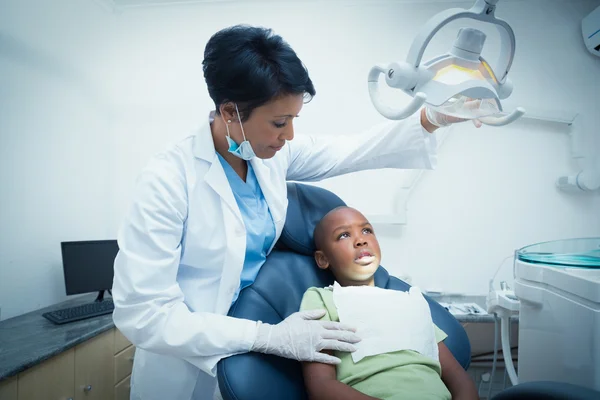 Dentiste féminin examinant les dents des garçons — Photo