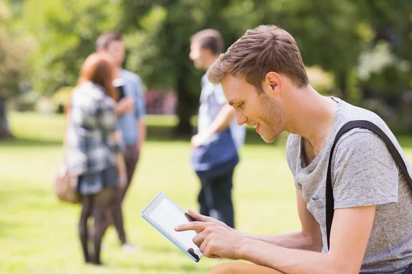 Bello studente che studia all'aperto nel campus — Foto Stock