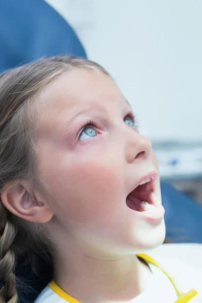 Ragazza in attesa di esame dentale — Foto Stock