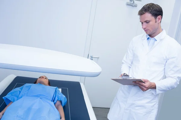 Doctor proceeding a radiography on a patient — Stock Photo, Image