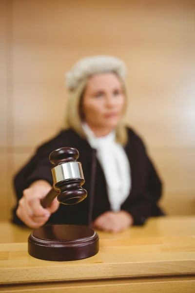 ローブおよびかつらを身に着けている小槌と深刻な裁判官 — ストック写真
