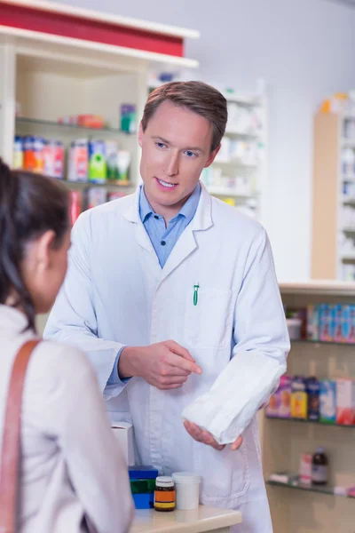 Pharmacist and sick customer speaking — Stock Photo, Image