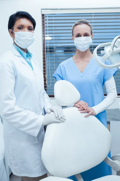 Dentistas mulheres usando máscaras cirúrgicas — Fotografia de Stock