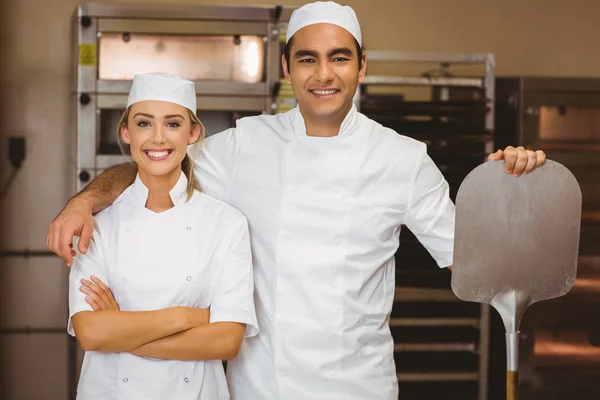 Bäckerteam lächelt in die Kamera — Stockfoto