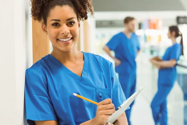 Student medicíny, psaní poznámek v chodbě — Stock fotografie