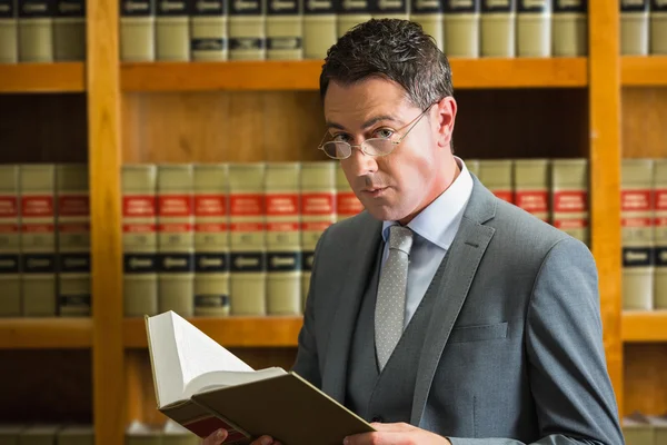 Адвокат читає книгу в бібліотеці права — стокове фото