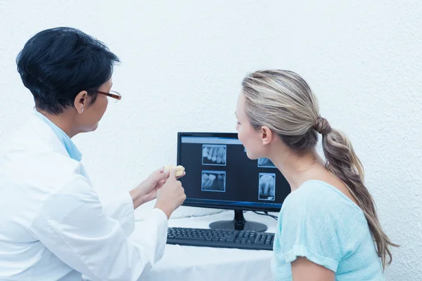 Dentista mostrando mulher sua boca raio-x no computador — Fotografia de Stock