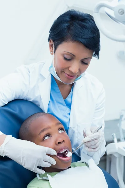 Θηλυκό οδοντίατρος εξετάζει αγόρια δόντια — Φωτογραφία Αρχείου