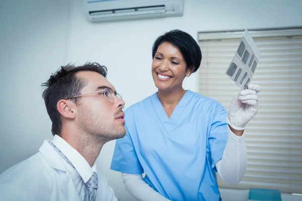 Dentisti che guardano i raggi X — Foto Stock