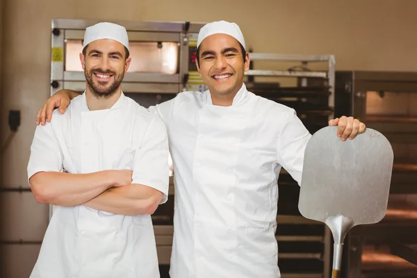 Команда пекарей улыбается в камеру — стоковое фото