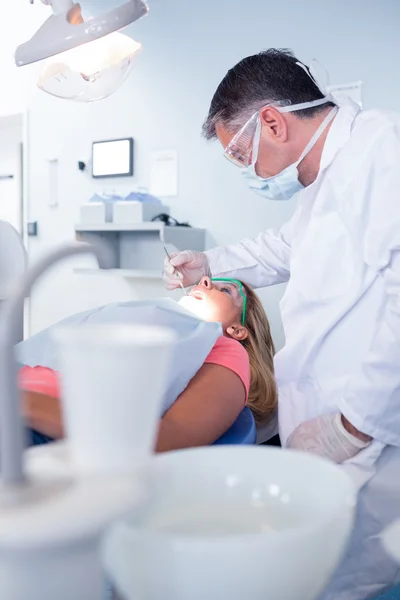 Dentista che esamina un paziente denti — Foto Stock