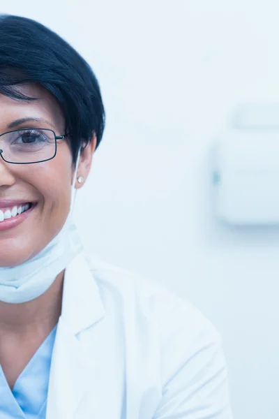 Retrato de dentista feminino sorridente — Fotografia de Stock