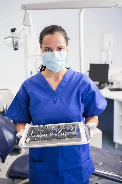 Retrato de un dentista con máscara quirúrgica y bandeja de sujeción —  Fotos de Stock