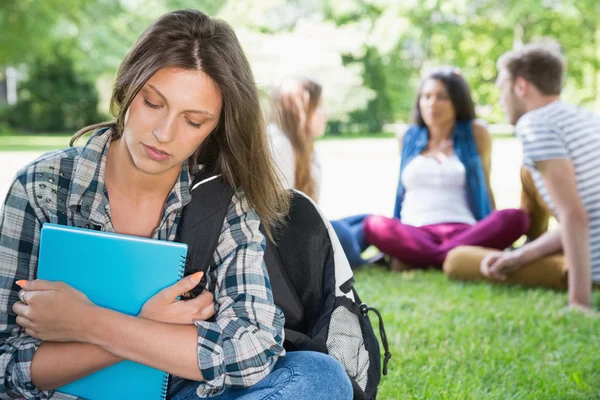 Estudante solitário se sentindo excluído no campus — Fotografia de Stock