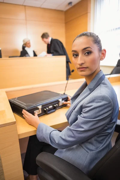 Advocaat kijken naar de camera — Stockfoto